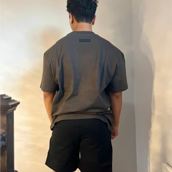 Essential shorts - Picture 2 of 3